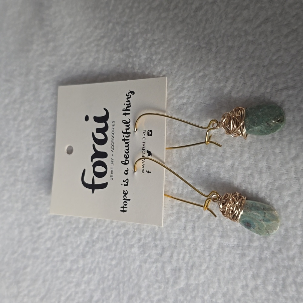 Sale! Gold and Green Earrings - Picture 2 of 3